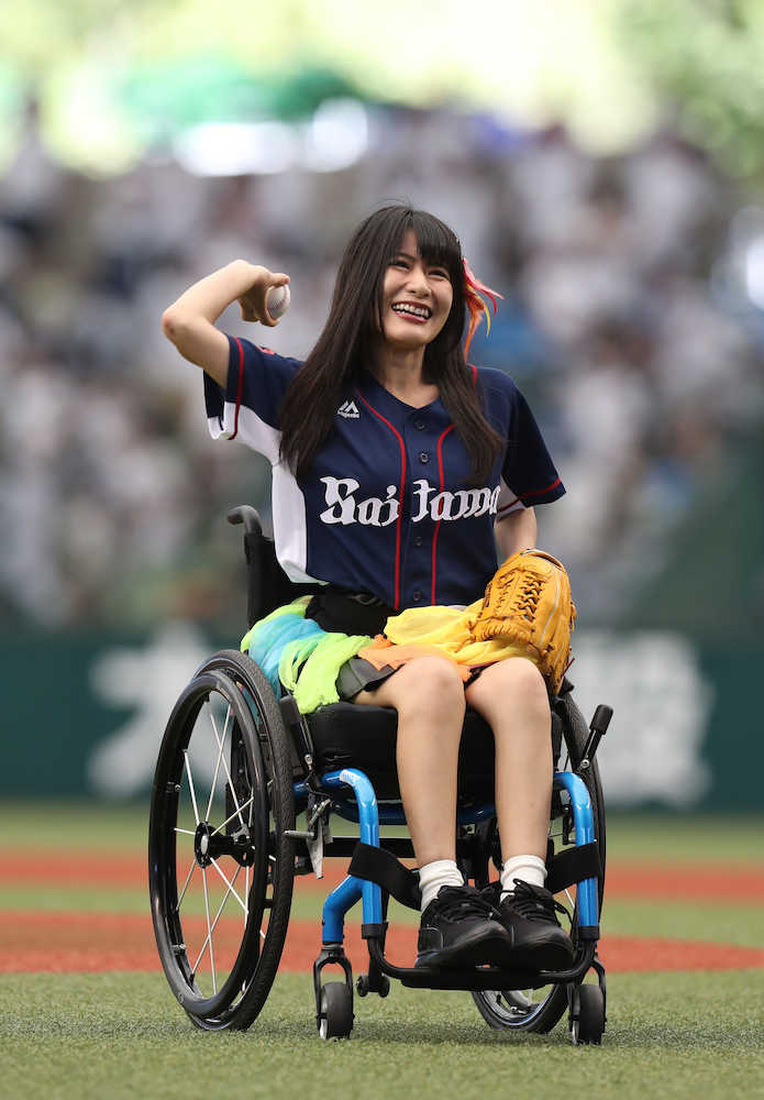 【画像・写真】「仮面女子」猪狩ともか車椅子で始球式　２バンも「感無量！」