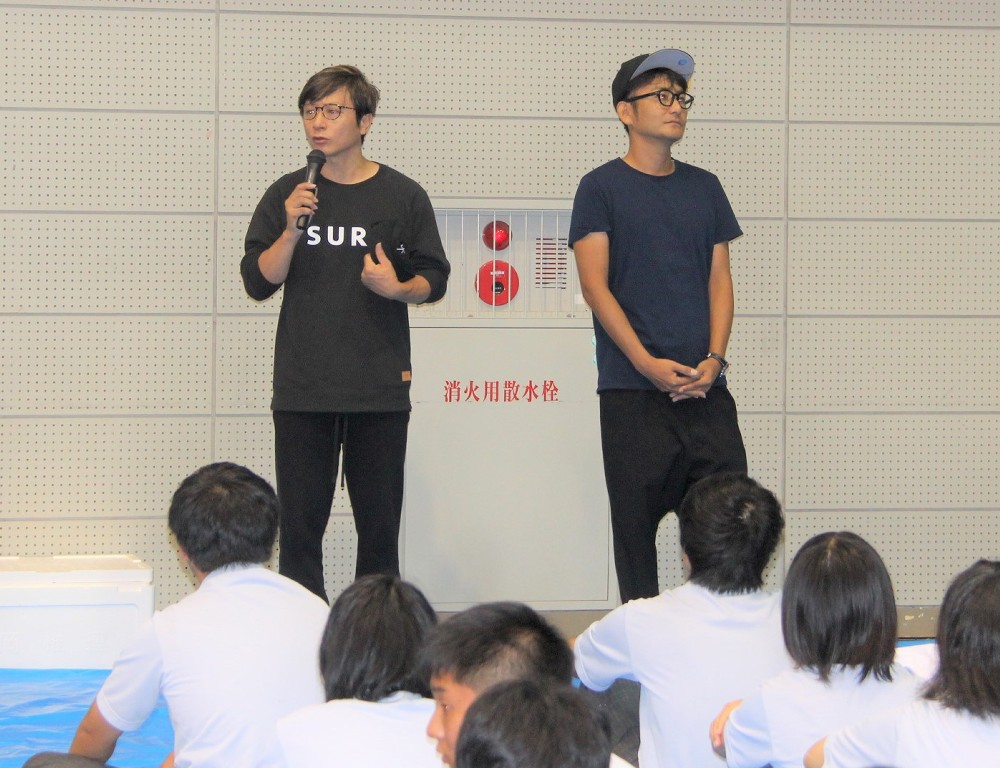 ステージでコラボレーションする予定だった母校・因島高校を訪れて中止を報告し、急遽、一緒に歌う「ポルノグラフィティ」の岡野昭仁（左）と新藤晴一