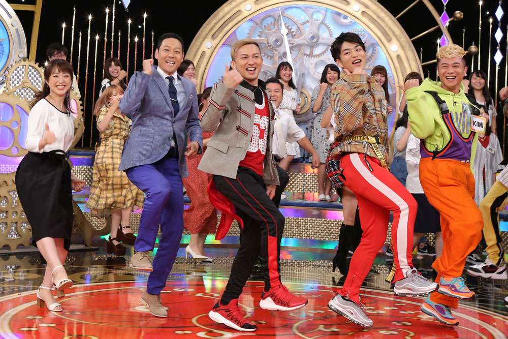 スタジオでＩＳＳＡ（中央）ら出演者が「Ｕ．Ｓ．Ａ」の“いいねダンス”を披露する（Ｃ）日本テレビ