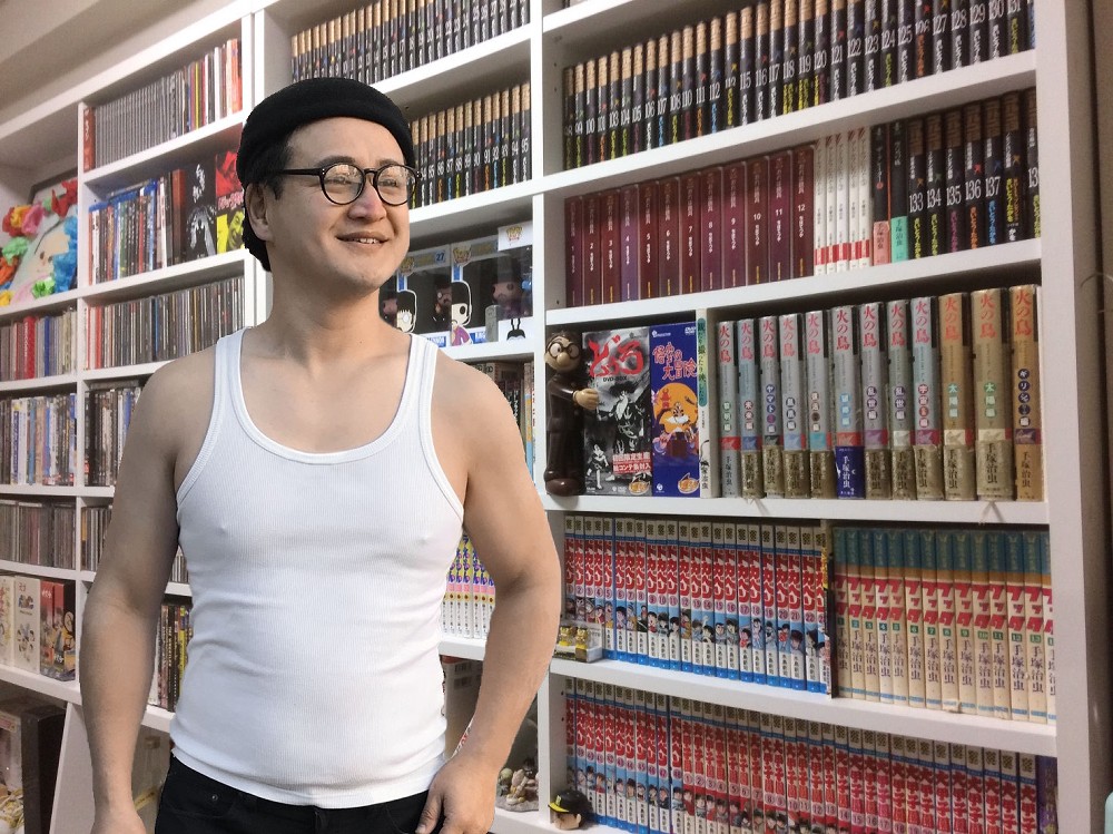 【画像・写真】“マンガの神様”手塚治虫さんのマネをするガリットチュウの福島（合成写真）