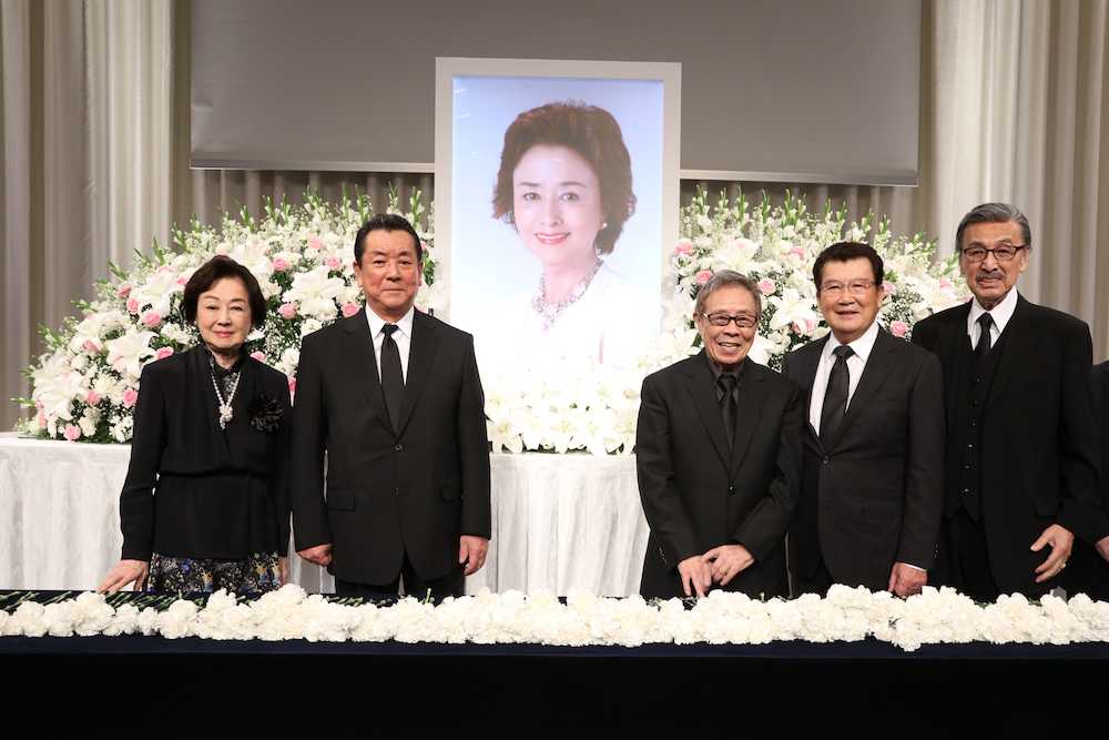 「星由里子さんを偲ぶ会」に参列した（左から）司葉子、加山雄三、北島三郎、里見浩太朗、宝田明