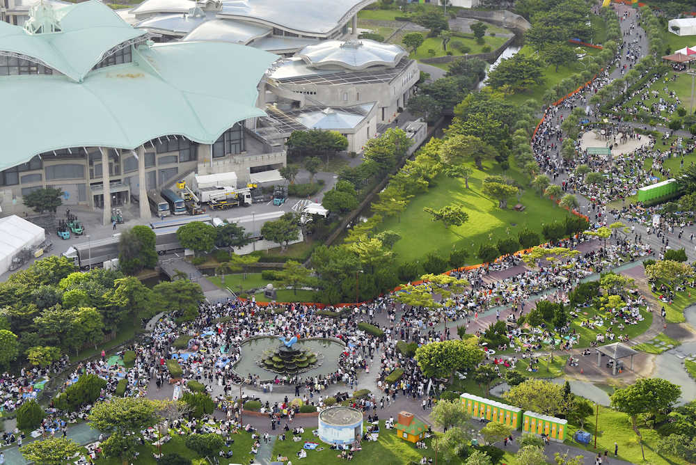 １６日に引退する安室奈美恵がライブを行った音楽イベント会場（左上）の周辺に集まった大勢のファンら（共同通信社ヘリから）