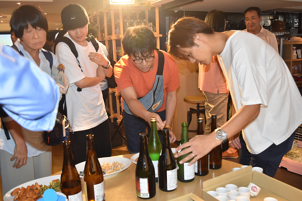 トークショー終了後に竹原３蔵の日本酒の試飲会も実施