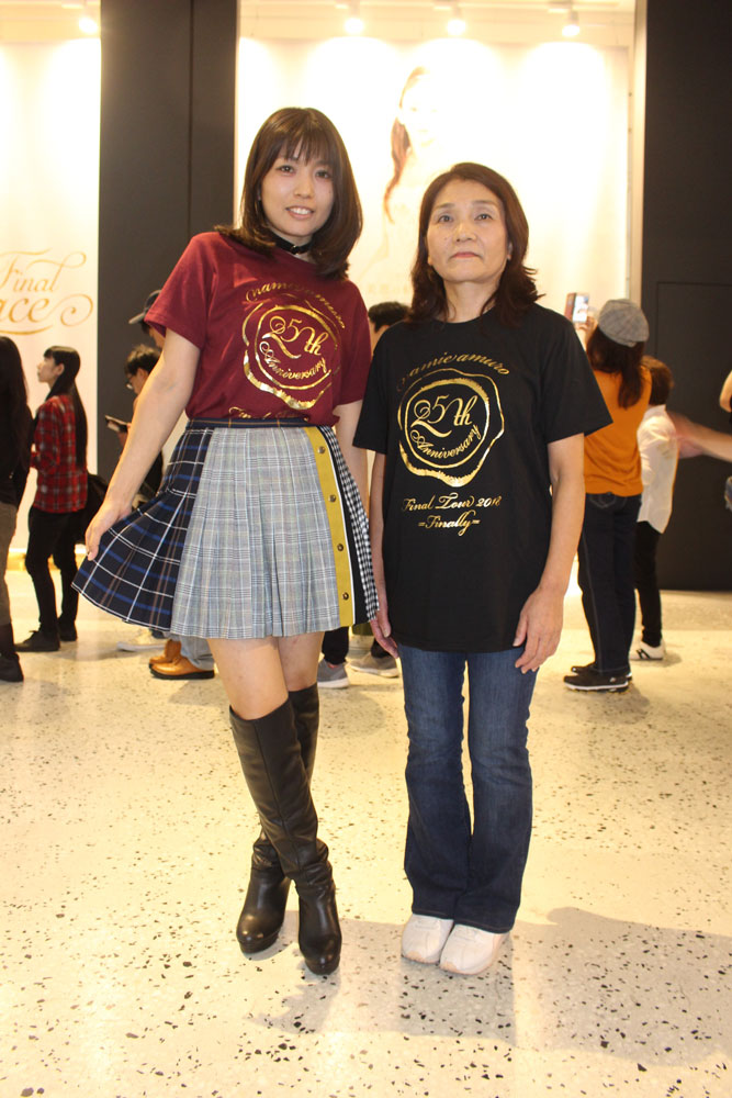 安室奈美恵の展示会・大阪会場を訪れた長友三穂さん(右)、裕美子さん親子