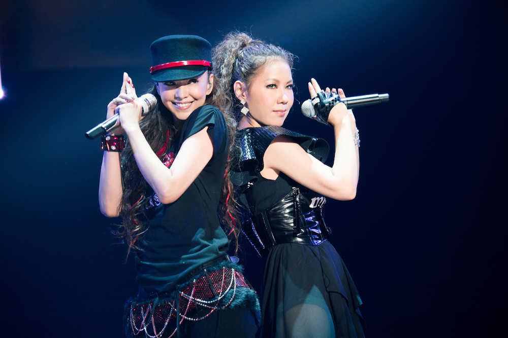【画像・写真】安室奈美恵ラストライブ　ＤＯＵＢＬＥ（右）と歌う安室奈美恵
