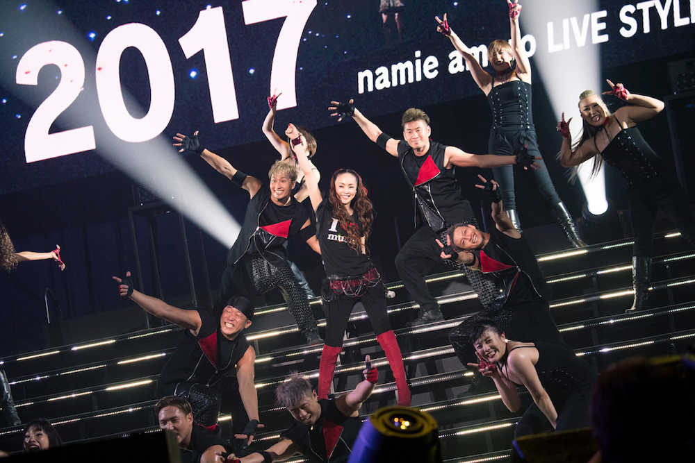 【画像・写真】安室奈美恵ラストライブ　笑顔でパフォーマンスする安室奈美恵（中央）