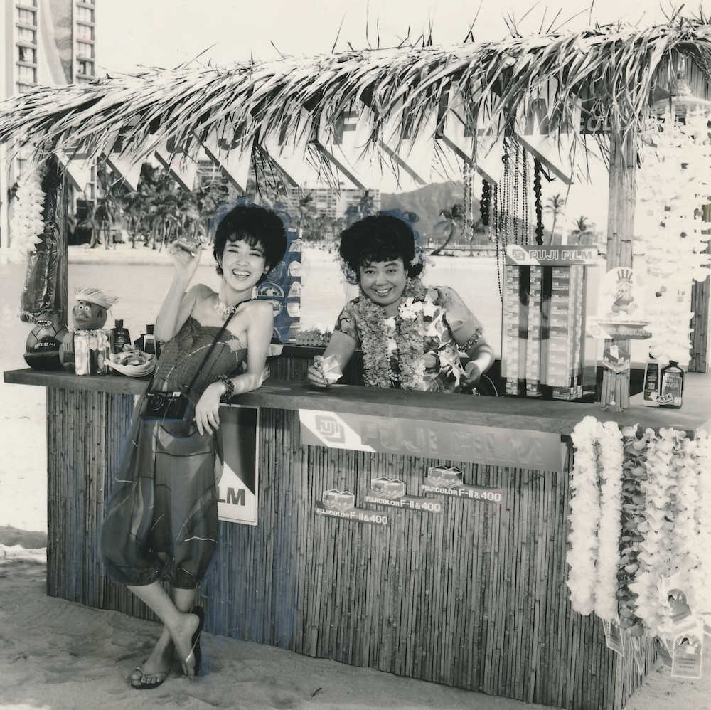 １９８３年、フジカラーＣＭ「お正月・ハワイ編」樹木希林さん（右）と岸本加世子