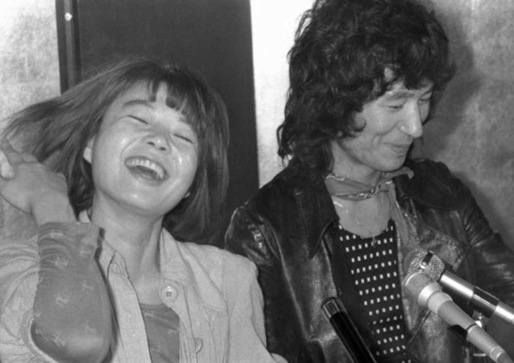 １９７３年、婚約記者会見の内田裕也（右）と樹木希林（当時、悠木千帆）さん