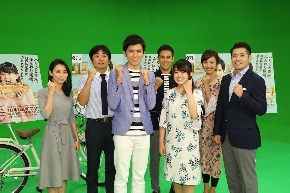 日本テレビの新情報番組「バゲット」のＭＣを務める青木源太アナ（左から３番目）と尾崎里紗アナ（同５番目）。
