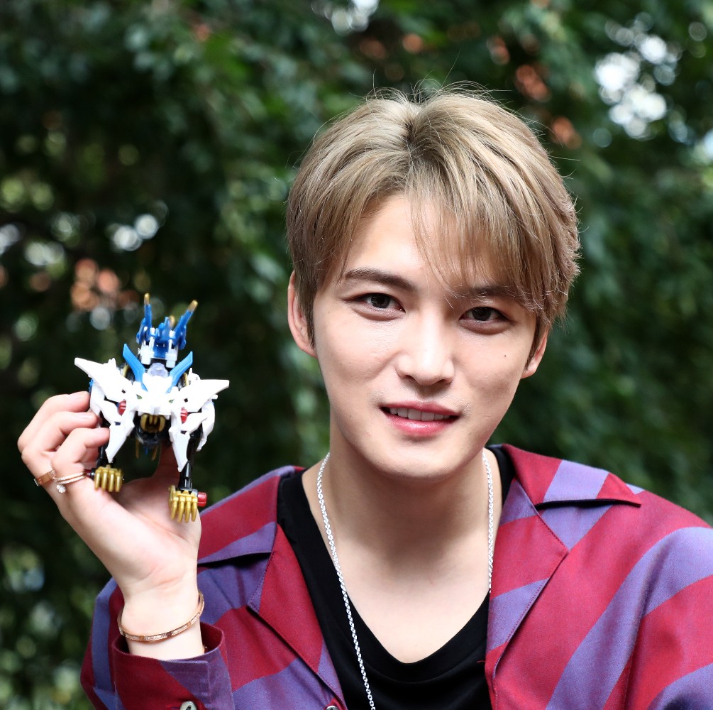 ワイルドライガ のモデルを手に笑顔を見せるジェジュン 撮影 久冨木 修 スポニチ Sponichi Annex 芸能 ワイルドライガ のモデルを手に笑顔を見せるジェジュン 撮影 久冨木 修 スポニチ Sponichi Annex 芸能