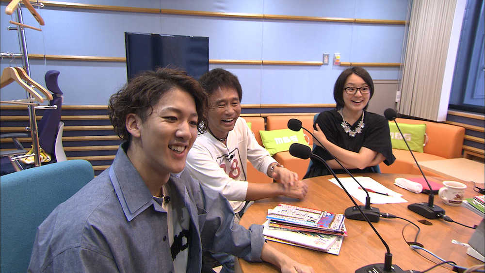 ＭＢＳテレビ「ごぶごぶ」でトークする（左から）尾上右近、浜田雅功、藤林温子アナウンサー