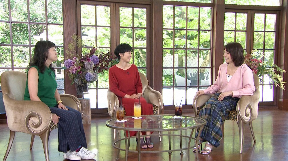 「ボクらの時代」でてい談する（左から）角田光代氏、有働由美子アナ、石田ゆり子（Ｃ）フジテレビ