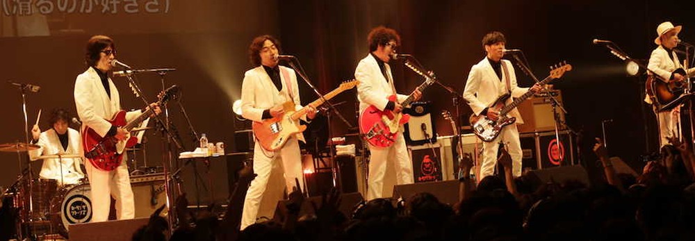デビューライブを行った「カーリングシトーンズ」の（左から）斉藤和義、ＹＯ−ＫＩＮＧ、トータス松本、奥田民生、
寺岡呼人、浜崎貴司