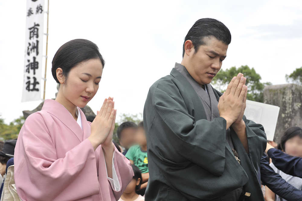 【画像・写真】鈴木亮平＆黒木華　“夫婦”で「西郷どん」墓参り　命日に合わせ