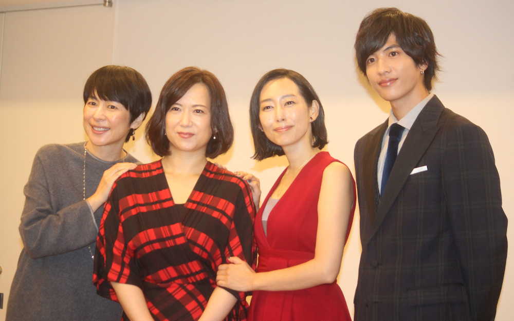 「それでも恋する」製作発表会見に登場した（左から）西田尚美、和久井映見、木村多江、志尊淳