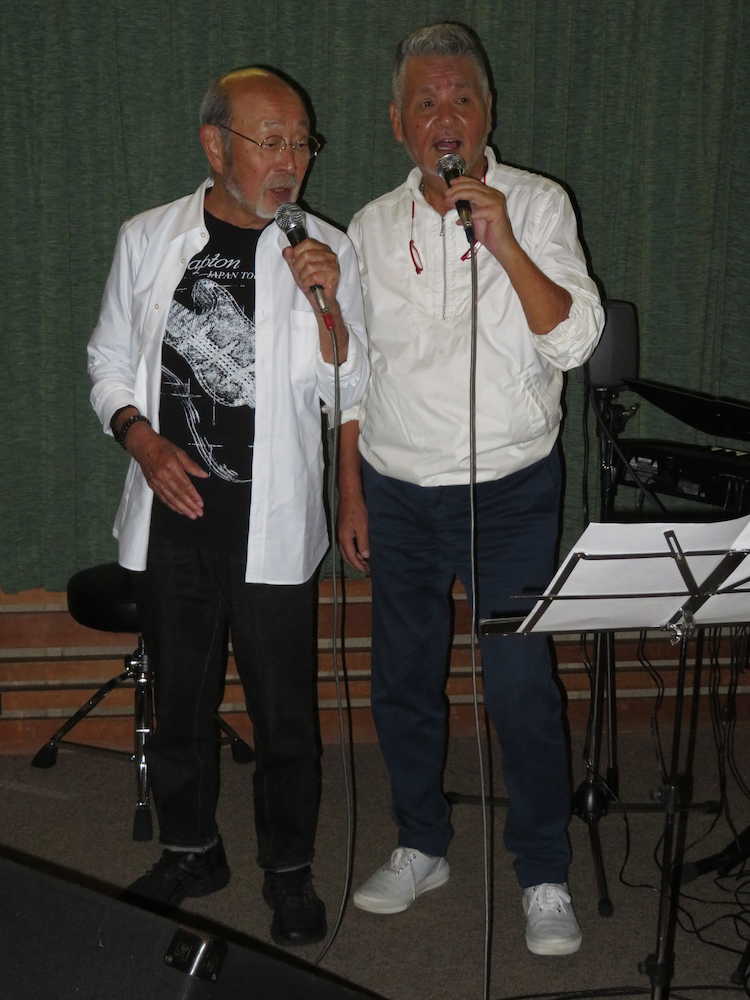 佐川満男（左）と開く作曲家デビュー５０周年の記念ライブへリハーサルを行う中村泰士