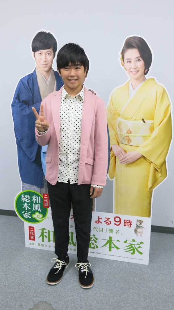 テレビ大阪「二代目　和風総本家」の新レギュラーに決まった鈴木福。同局改編会見で東貴博（左）、萬田久子（右）とのパネルの前でＶサイン
