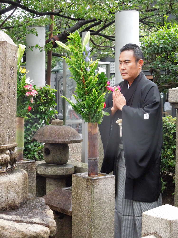 【画像・写真】市川右団次が襲名披露成功祈願　８歳・右近は宙乗りにも「怖くないよ！」