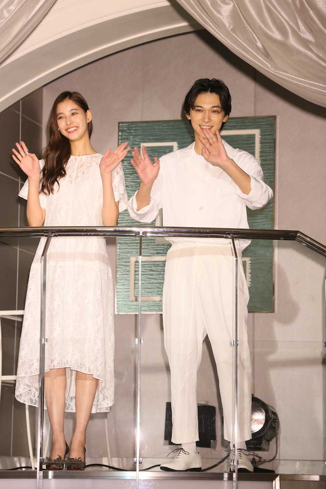 映画「あのコの、トリコ。」のイベントに登場した吉沢亮（右）と新木優子