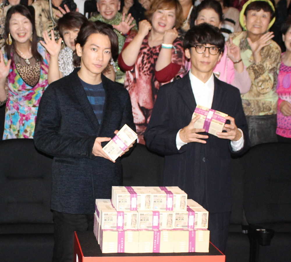 大阪市内で３億円とともに登場した佐藤健（左）と高橋一生