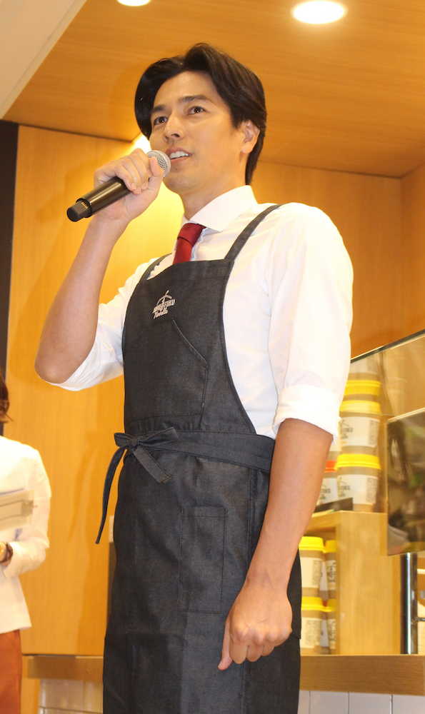 梅田阪急「モモフクヌードル」の初代店長として、オープニングイベントに登場した要潤