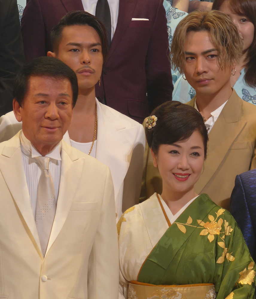 音楽祭で笑顔を見せる杉良太郎（前列左）伍代夏子夫妻ら
