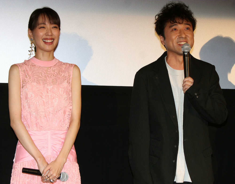 ドラマ「大恋愛〜僕を忘れる君と」の制作発表に出席した戸田恵梨香（左）とムロツヨシ