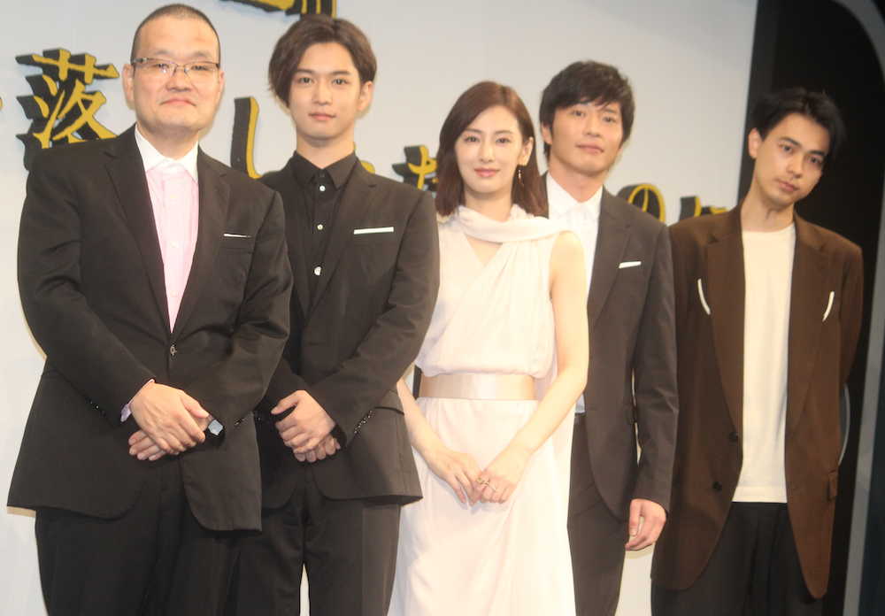 映画「スマホを落としただけなのに」完成披露試写会に出席した（左から）中田秀夫監督、千葉雄大、北川景子、田中圭、成田凌