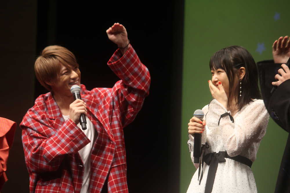 映画「ういらぶ。」完成披露試写会で笑顔の平野紫耀と桜井日奈子