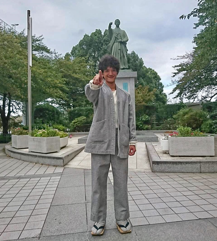 トークショーの前にホール前にある墨田区ゆかりの偉人、勝海舟の銅像の前で記念撮影する渡部豪太（Ｃ）ＮＨＫ