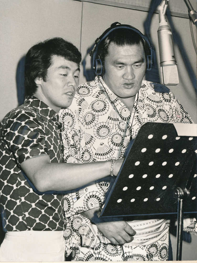 ７８年、レコーディングスタジオで五木ひろし（左）と歌う輪島さん