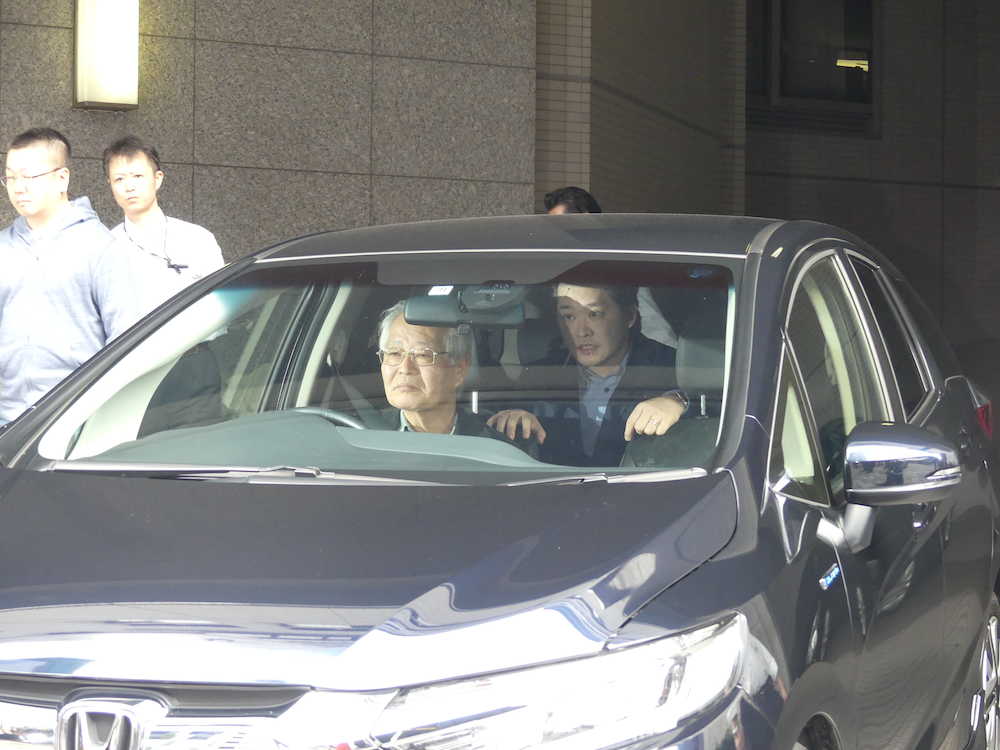 父親の高橋康夫氏（中央左）が運転する車で都内の自宅へ向かう高橋祐也被告