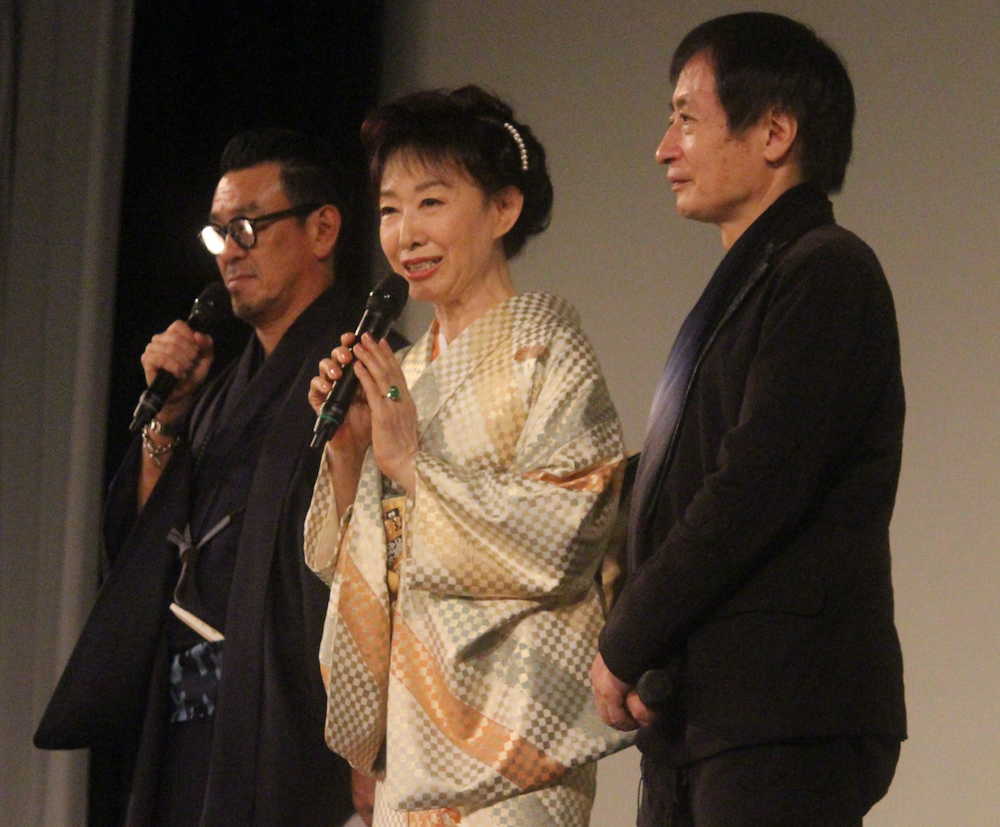 京都国際映画祭で舞台あいさつした三田佳子（中央）ら