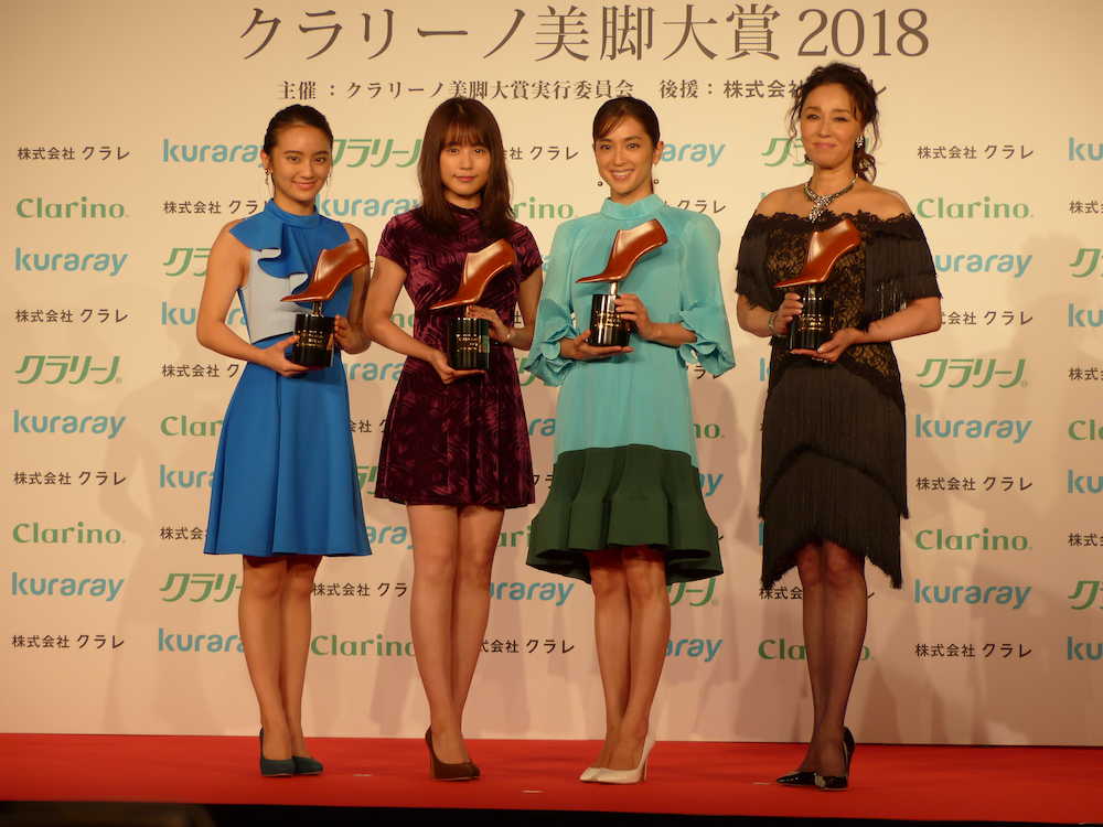 「第１６回クラリーノ美脚大賞２０１８」の授賞式に出席した（左から）岡田結実、有村架純、中村アン、浅野ゆう子