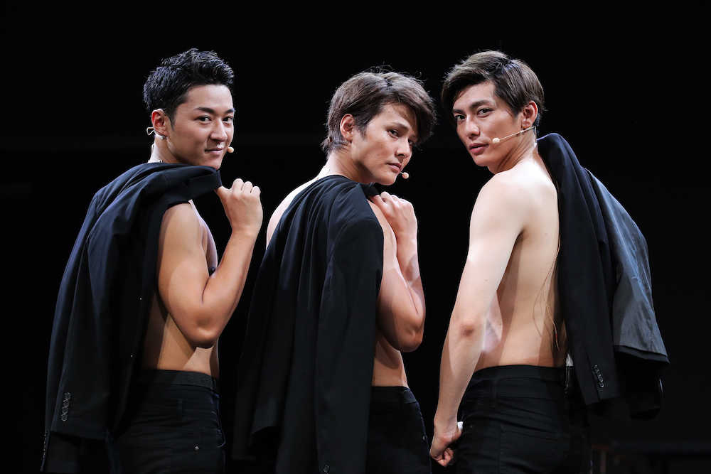 舞台上で初めて脱ぐＬｅａｄの（左から）谷内伸也、古屋敬多、鍵本輝