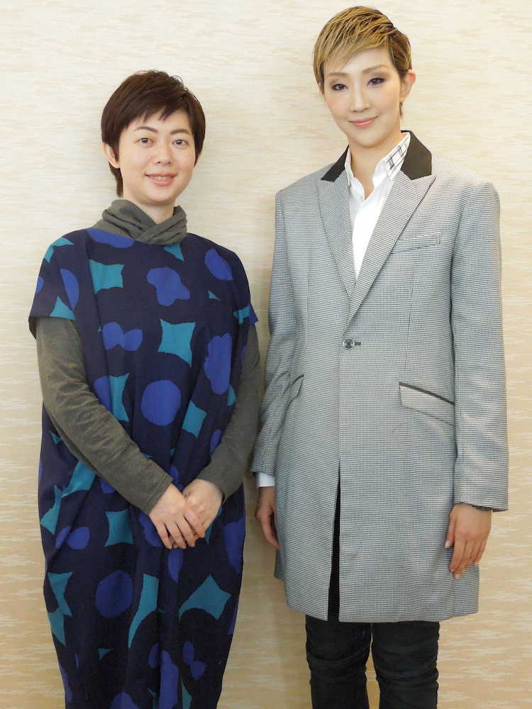台湾公演に向け意気込みを語る（右から）宝塚歌劇団星組トップスター紅ゆずる、演出家の小柳奈穂子