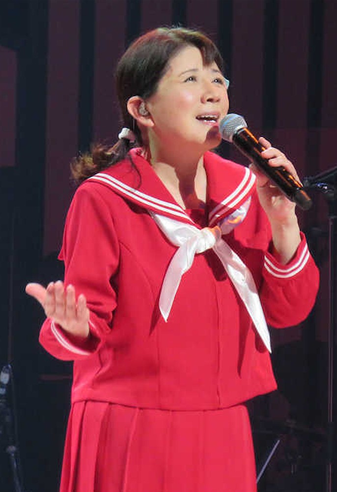 真っ赤なセーラー服で歌う森昌子