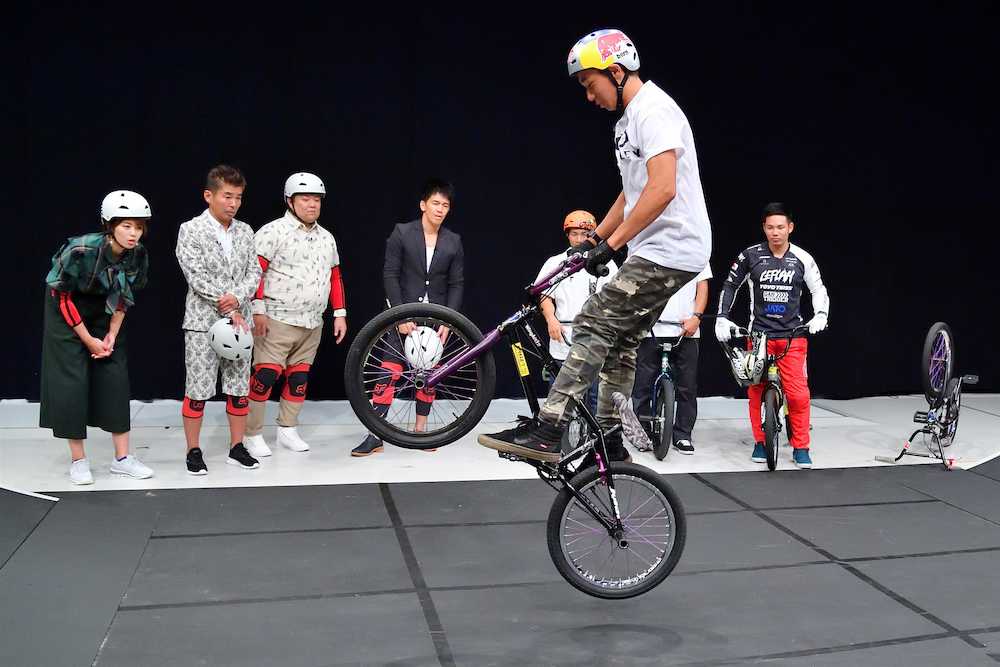 【画像・写真】ＭＢＳテレビ「戦え！スポーツ内閣」で（左から）稲村亜美、勝俣州和、小杉竜一、武井壮らの前でワザを披露する中村輪夢