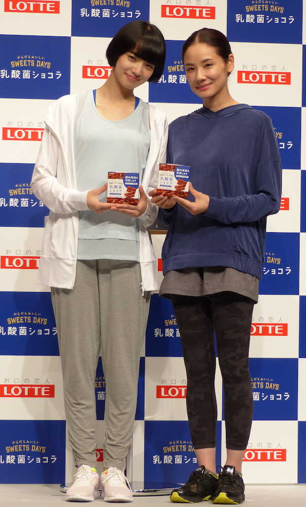 ロッテ「乳酸菌ショコラ」のイベントに出席した小松菜奈（左）と吉田羊