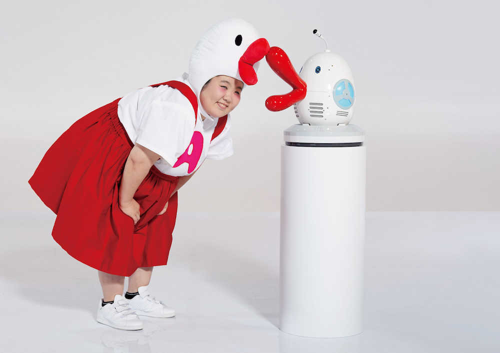 関西テレビのキャラクターから作られた「ロボット型ＡＩハチエモン」と吉本新喜劇・酒井藍（左）