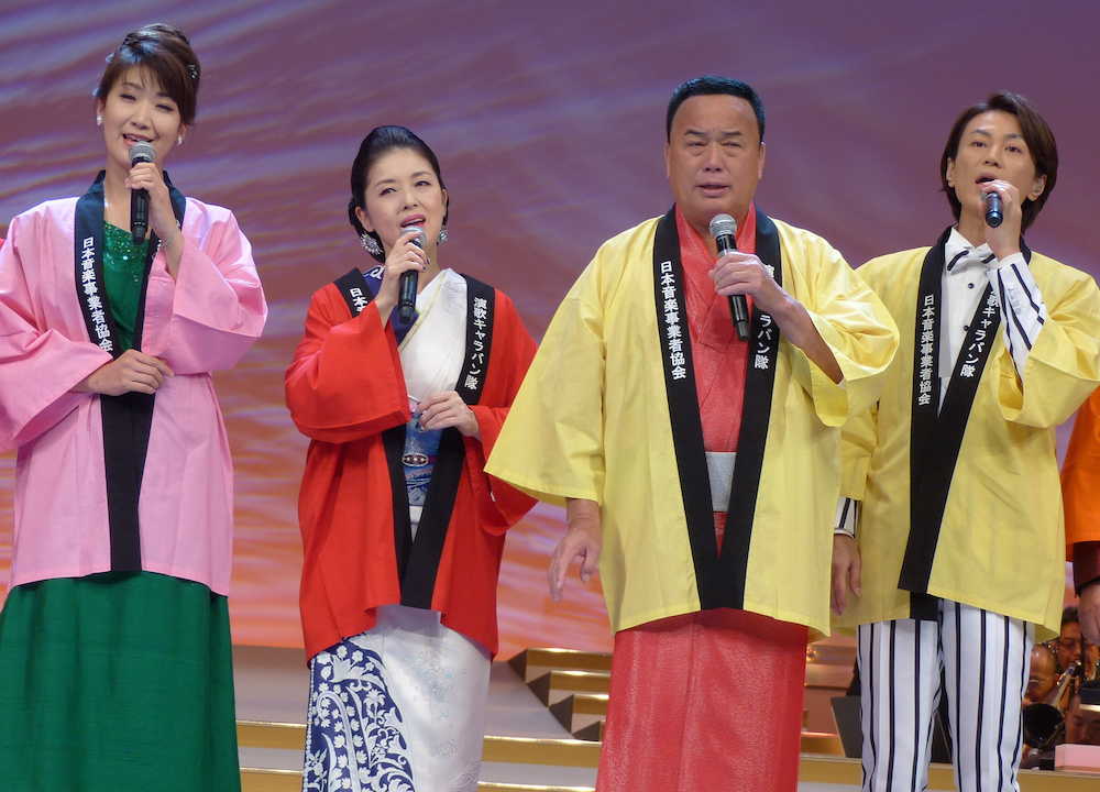 はっぴ姿で歌う（左から）市川由紀乃、藤あや子、細川たかし、氷川きよし