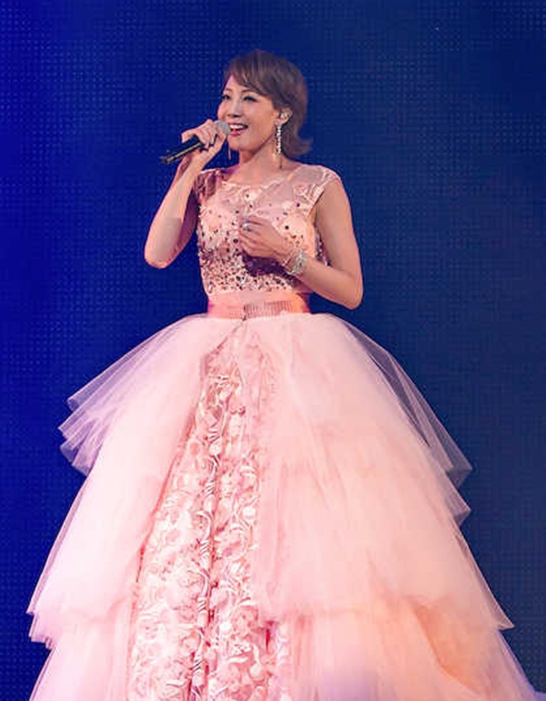 ソロコンサート「ＲＥＯＮ　ＪＡＣＫ３」でピンクのドレス姿で歌う柚希礼音