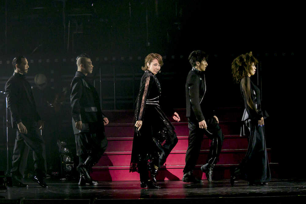 【画像・写真】元男役トップスター柚希礼音　ピンクドレスに挑戦　１年ぶりコンサートで「今なら着られる」