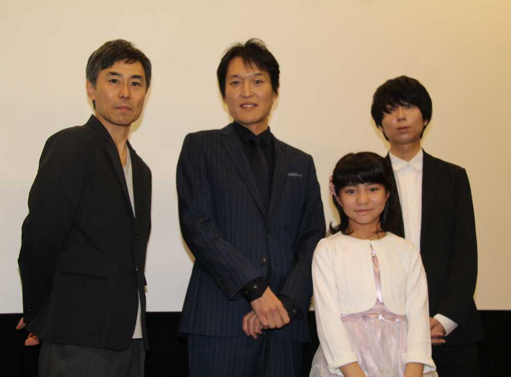 映画「ごっこ」の初日舞台あいさつに登場した（左から）熊沢尚人監督、千原ジュニア、平尾菜々花、川谷絵音