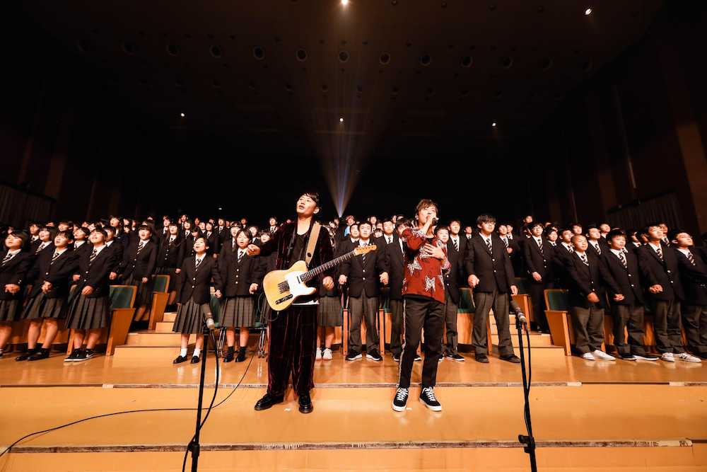 因島高校の生徒２００人と合唱した「ポルノグラフィティ」の岡野昭仁（右）と新藤晴一