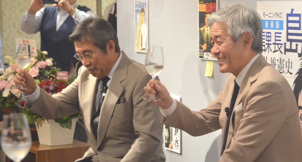 日本橋三越本店でトークショーを行った漫画家の弘兼憲史氏（左）と、旭酒造の桜井博志会長。旭酒造の手掛ける日本酒「獺祭（だっさい）」で乾杯