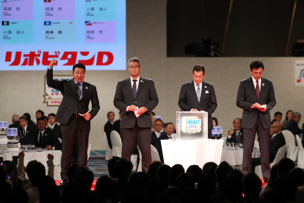 【画像・写真】＜ドラフト会議＞大阪桐蔭・根尾の交渉権を獲得した中日・与田監督（左）（撮影・吉田　剛）