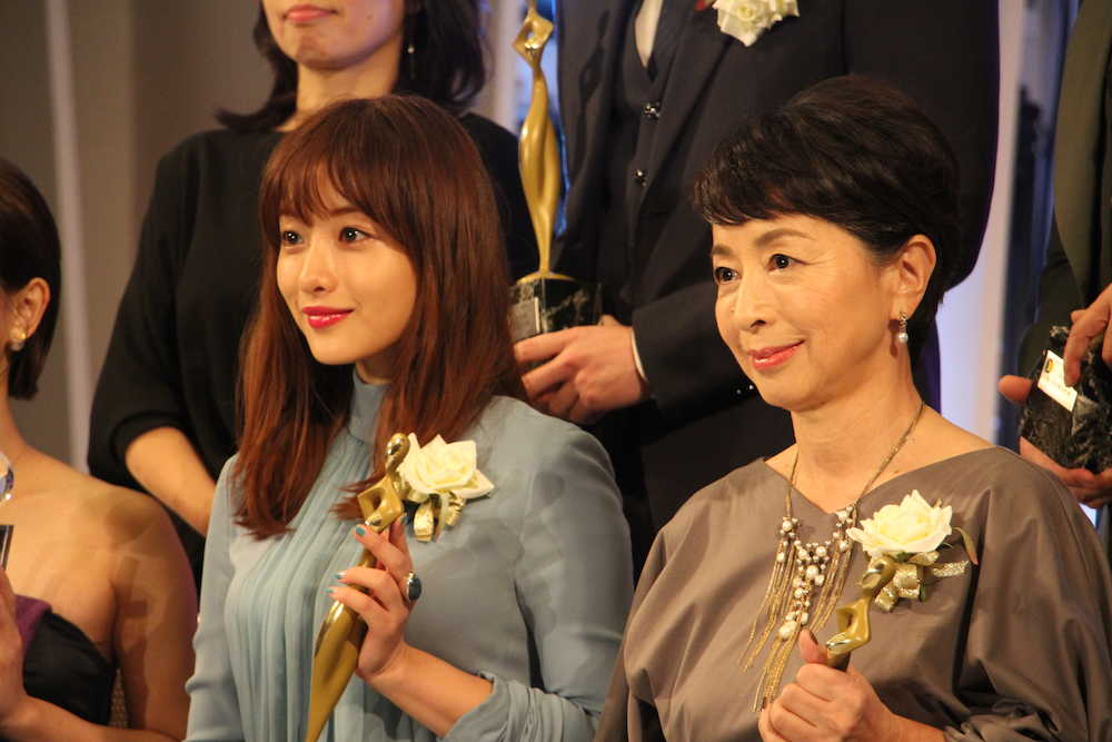 「東京ドラマアウォード２０１８」授賞式で、主演女優賞の石原さとみと助演女優賞の阿川佐和子さん