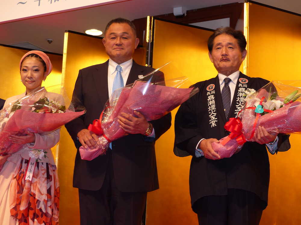 澄和フューチャリスト賞を贈られた（左から）ＭＩＳＩＡ、山下泰裕氏、嘉瀬誠次氏の代理で出席した長男の晃氏