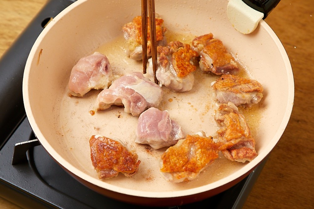 「鶏の照り焼き丼」。調理のポイントを分かりやすく紹介（Ｃ」）講談社